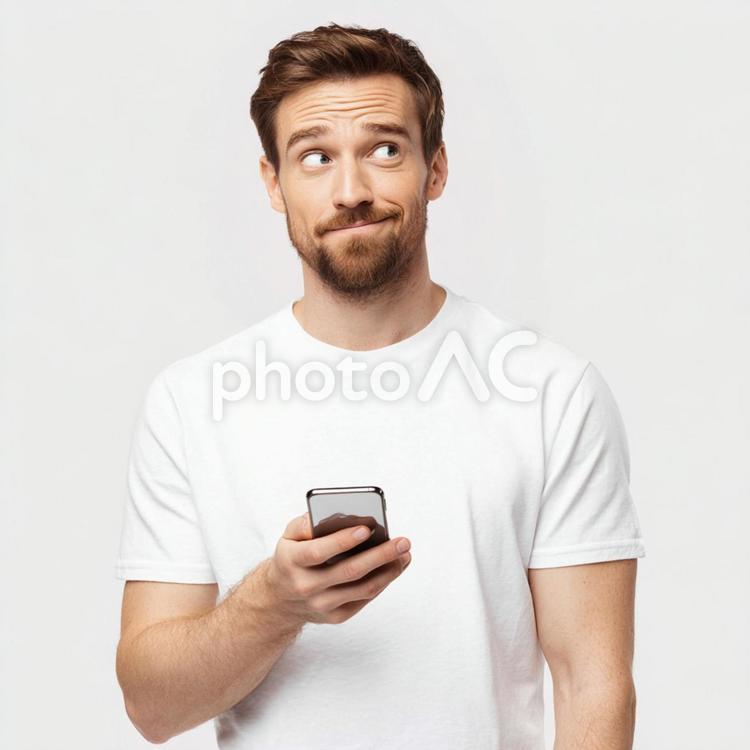 スマホを持って考える男性 男性,1人,リアクションの写真素材