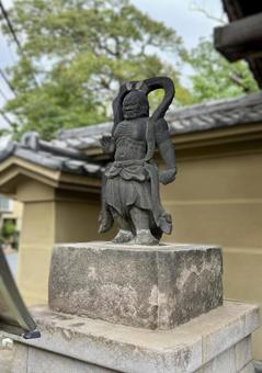 平井聖天　燈明寺　仁王像 寺,お参り,東京の写真素材