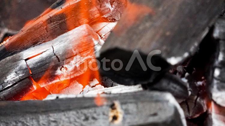 炎を上げて燃える炭火 炭火,バーベキュー,炎の写真素材