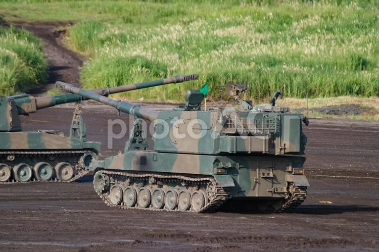 陣地進入する陸上自衛隊の自走榴弾砲 自衛隊,陸上自衛隊,ミリタリーの写真素材