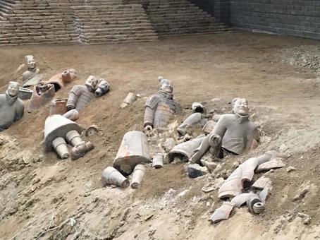 発掘中の兵馬俑遺跡 発掘中の兵馬俑遺跡の写真