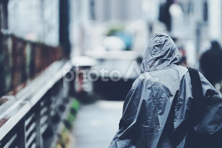 レインコートを着た歩行者の後ろ姿 雨,レインコート,人物の写真素材