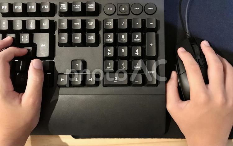 こどもの手とキーボードとマウス キーボード,マウス,こどもの写真素材