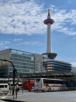 京都タワーと観光バス② 京都タワーと観光バス② 京都,京都駅,旅行の写真素材