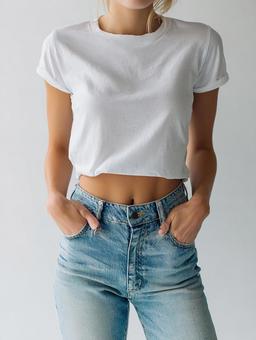 白Tシャツとジーンズの装いの写真