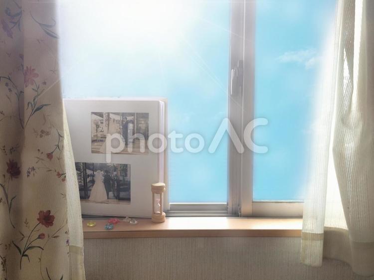 家の窓と結婚式アルバム2 かっちゃん,まぶしい,アルバムの写真素材