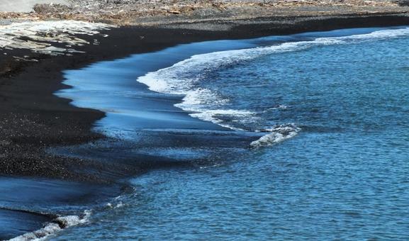寄せては返す冬の波打ち際 寄せては返す冬の波打ち際の写真