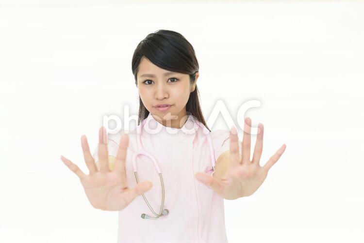ストップのジェスチャーをする看護師 女性,女,看護師の写真素材