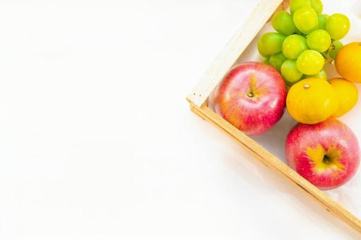 木箱に盛られたフルーツ 木箱に盛られたフルーツ 果物,りんご,みかんの写真素材