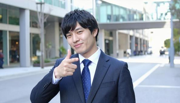 指をさすビジネスマン 指をさすビジネスマンの写真