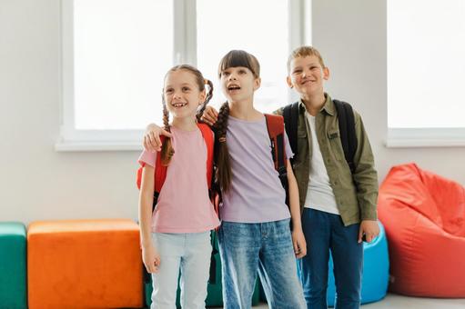 笑顔で肩を組む男の子と女の子 男の子,女の子,子どもの写真素材