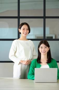 オフィスで仕事をする女性 オフィスで仕事をする女性 日本人,30代,女性の写真素材