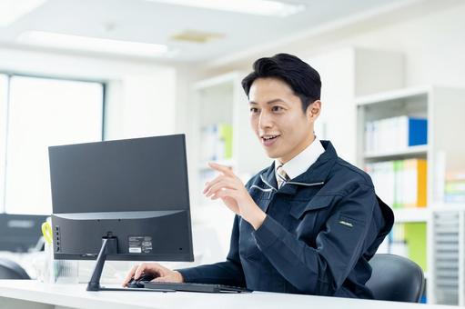オフィスで働くミドルのエンジニア オフィスで働くミドルのエンジニア 作業員,エンジニア,作業服の写真素材