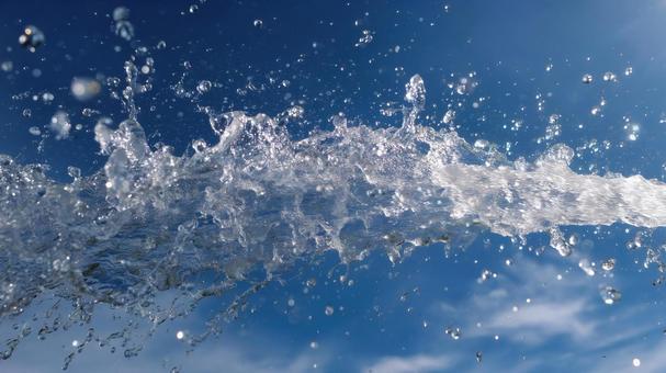 青空に舞う水しぶきの写真