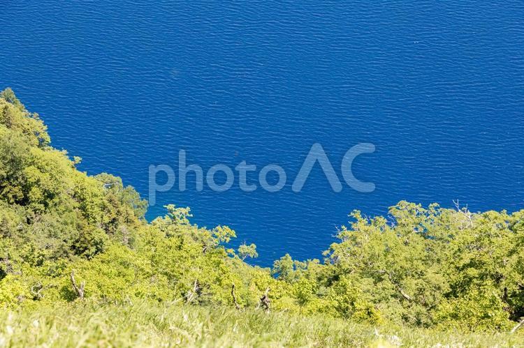 新緑の木々と青い摩周湖のせせらぎ 知床観光,カムイシュ島,道東の写真素材
