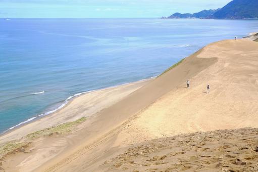 鳥取砂丘の上から見た馬の背と日本海 鳥取砂丘,日本海,馬の背の写真素材