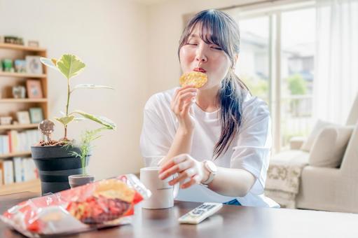お菓子を食べる女性 女性,スイーツ,人物の写真素材