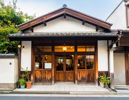 趣のある日本家屋風レストランの入り口 趣のある日本家屋風レストランの入り口の写真
