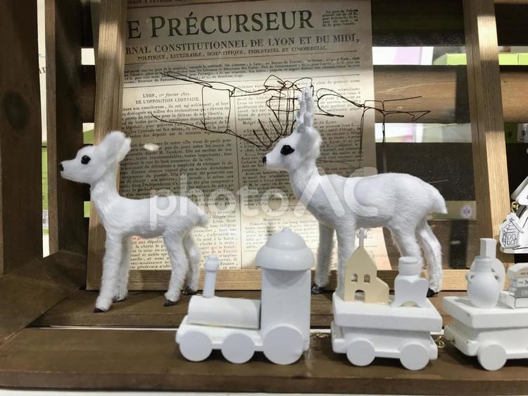 クリスマスデコレーションのトナカイと汽車、クリスマス素材、クリスマスオーナメント トナカイ,汽車,クリスマスの写真素材