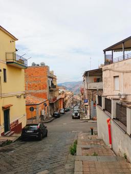 ブロンテの街並み ブロンテ,シチリア,イタリアの写真素材