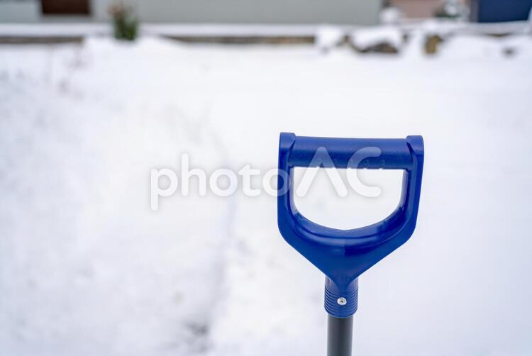 雪かきの道具　スコップの柄 雪かき,道具,雪の写真素材