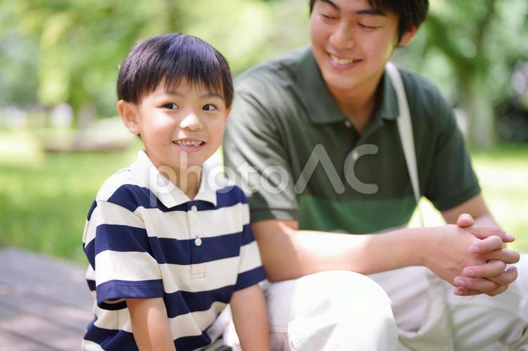 笑顔の息子を見て笑う父 親子,座る,笑顔の写真素材