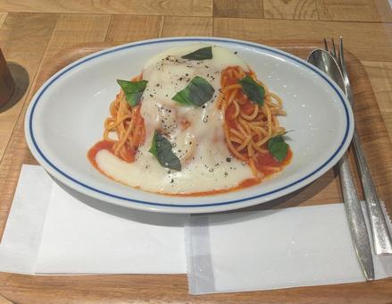 トマトバジルチーズパスタ トマトバジルチーズパスタ おいしい,ごはん,食べ物の写真素材