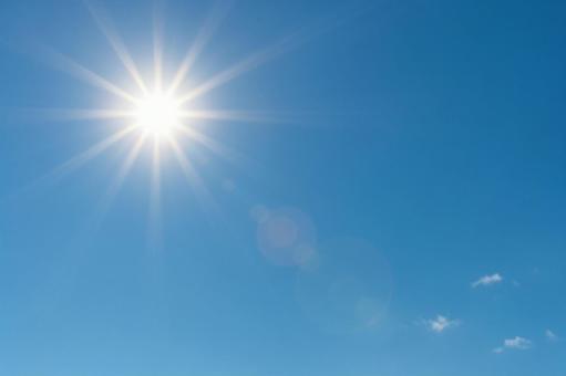 青空とまぶしく輝く太陽 青空とまぶしく輝く太陽の写真