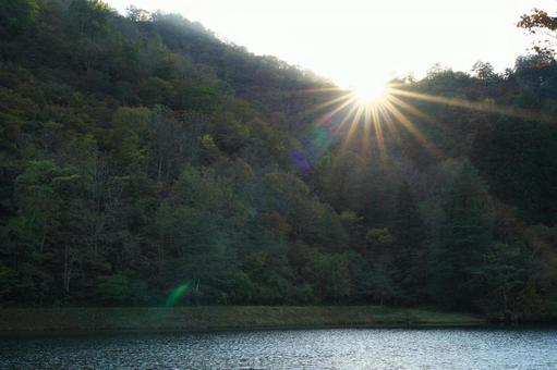 山の上から射し込む夕日 山の上から射し込む夕日の写真