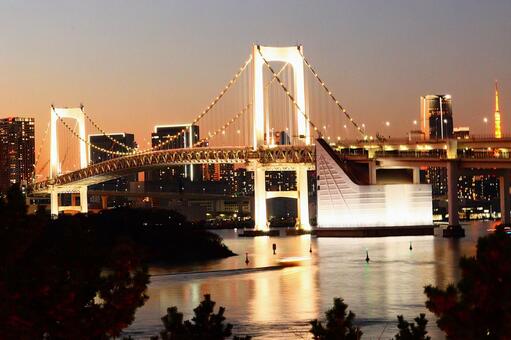 夕暮れ時のレインボーブリッジ レインボーブリッジ,お台場,夕空の写真素材