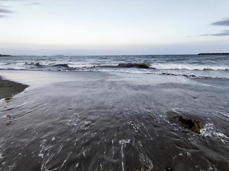 夏の夕暮れ時の海岸 夏の夕暮れ時の海岸の写真