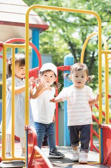 遊具で遊ぶ子供　 公園,女性,遊具の写真素材