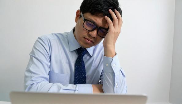 悩む男性 悩む男性の写真