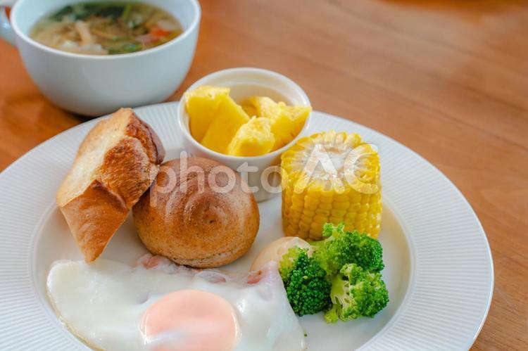 洋風朝食 目玉焼きとパン 朝食,洋食,洋風朝食の写真素材