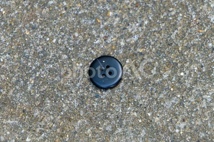 アスファルトの上の黒いボタン ボタン,黒,丸の写真素材