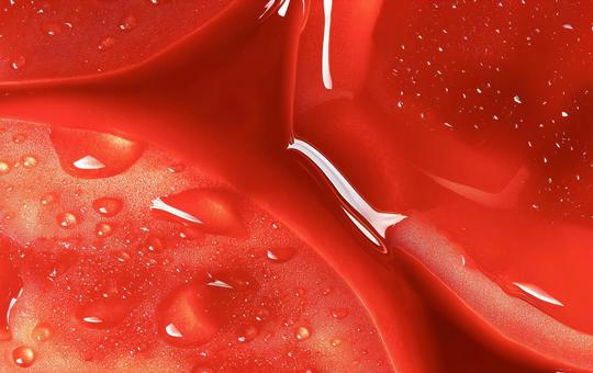 カットされたトマトのジューシーな断面の写真