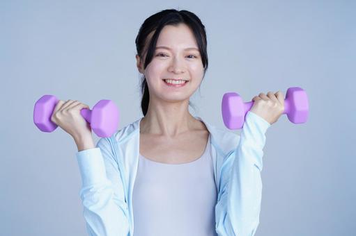 ダンベル両手に持つ女性 女性,ダンベル,持つの写真素材