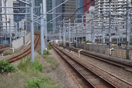 線路のレールと列車とビル群の東京の街 線路,レール,列車の写真素材