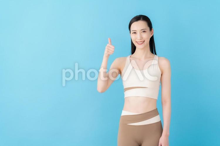青バックのフィットネスをする若い女性 フィットネス,ヨガ,女性の写真素材