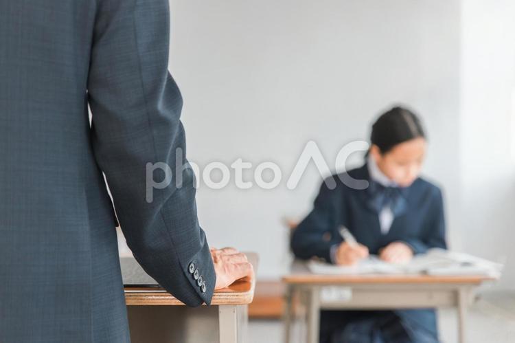 授業を受ける制服を着た高校生（補習） 補習,赤点,追試の写真素材
