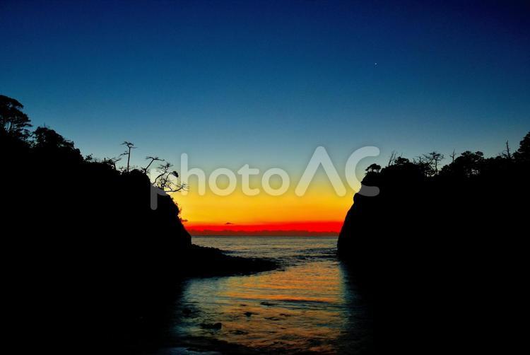 高戸小浜の日の出 日の出,朝焼け,朝景の写真素材