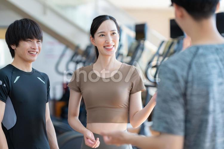 スポーツジムでトレーニングをする若い男女 スポーツジム,フィットネス,ダイエットの写真素材