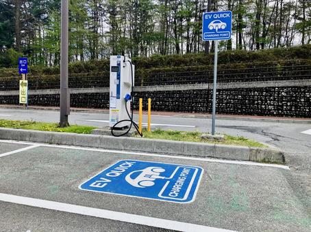 充電スタンド/高速道路駐車場(その②) 充電スタンド/高速道路駐車場(その②) ev,充電スタンド,クイックの写真素材
