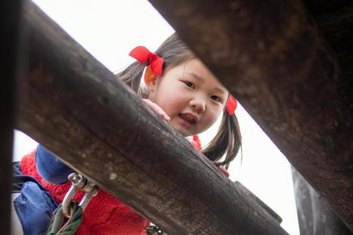 公園で遊ぶ子供の写真