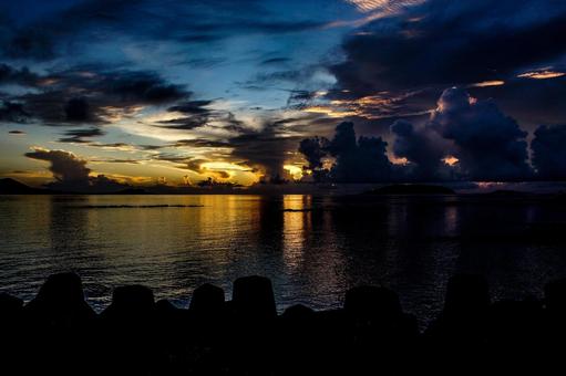 <素材>夏の雨の夕暮れの海の風景 <素材>夏の雨の夕暮れの海の風景の写真