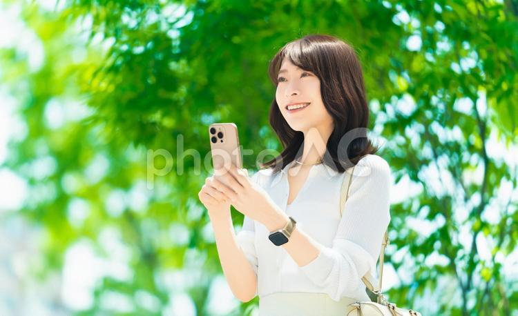 屋外でスマホを使う女性・ビジネスウーマン 女性,スマホ,スマートフォンの写真素材