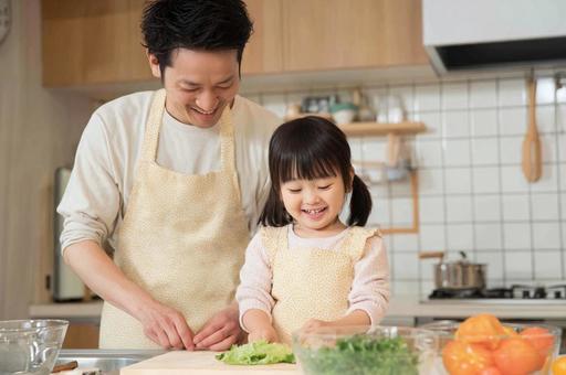 料理をする親子-4 料理をする親子-4の写真