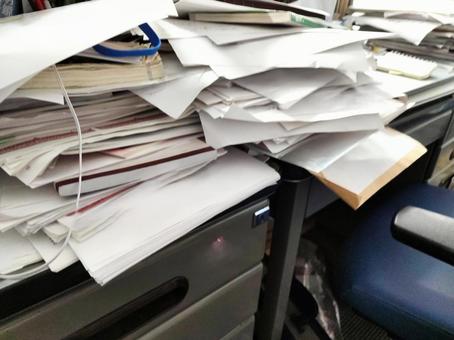 会社　紙書類　山　机の上 書類,紙資料,ペーパーワークの写真素材