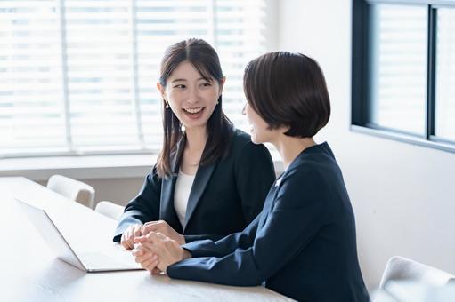 打ち合わせをする女性二人 打ち合わせ,会議,ビジネスの写真素材