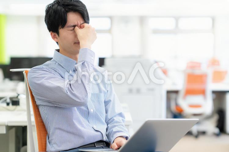 オフィスで働く男性エンジニア ビジネス,エンジニア,疲れ目の写真素材